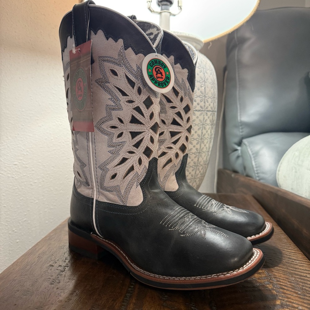 Women’s Laredo western boots- Dark Blue and White. Perfect for any outing!